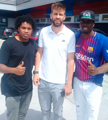 Pichi' posó al lado del cinco veces ganador del Balón de Oro Lionel Messi, el reciente fichaje del equipo culé Phillipe Coutinho, el portero Ter Stegen y el esposo de Shakira, Gerard Piqué.