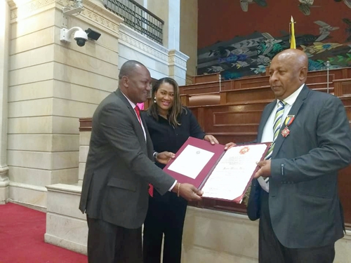 Álvaro Miguel Mina, recibió la Orden de la Democracia