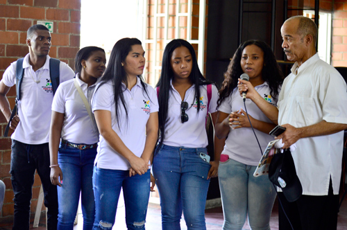 Jóvenes graduados en lenguas modernas que serán los líderes Jóvenes graduados en lenguas modernas que serán los líderes