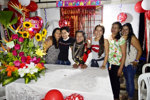 Martha, Orfilia, doña María Santos, Mayurly, Sara y Rosalba. 42 años de ausencia no debilitaron el amor filial