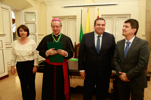 Gobernador otorga a Monseñor Iván Marín el escudo del Cauca Gobernador otorga a Monseñor Iván Marín el escudo del Cauca