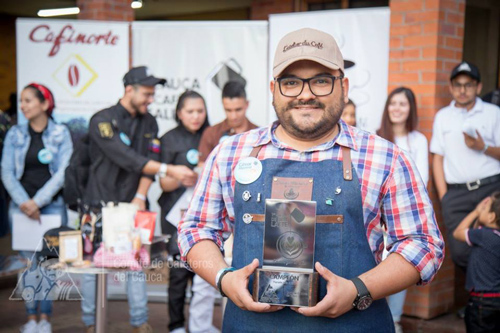 Cesar Morera de la ciudad Cali. Figura: Cebra tomando café. Cesar Morera de la ciudad Cali. Figura: Cebra tomando café.