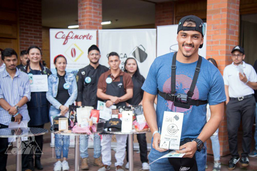 Camilo Gómez de la ciudad de Cali. Figura: Ganso con anilinas vegetales azul y verde.