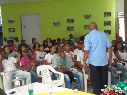 Quienes asisten al programa lo hacen en forma voluntaria y reciben charlas motivacionales, espacios culturales, servicios de salud y educación. Quienes asisten al programa lo hacen en forma voluntaria y reciben charlas motivacionales, espacios culturales, servicios de salud y educación.