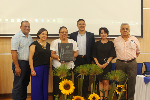 Cámara de Comercio homenaje a Aida Sarria por sus años de servicio Cámara de Comercio homenaje a Aida Sarria por sus años de servicio