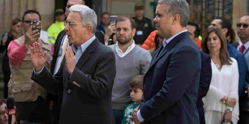 DUQUE EN JAQUE POR URIBE Y POR LA CORTE