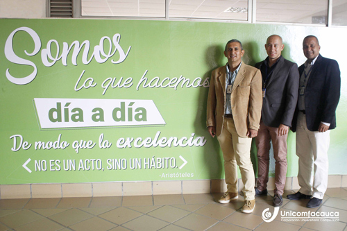 Juan David Duque, junto a los docentes José Germán Sánchez y Javier Tafurth