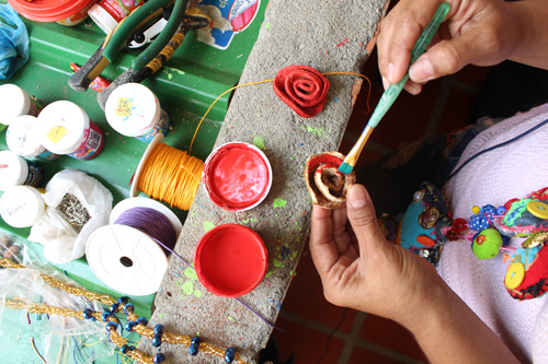 La persona artesana es la que se dedica a realizar sus creaciones con el trabajo de sus manos