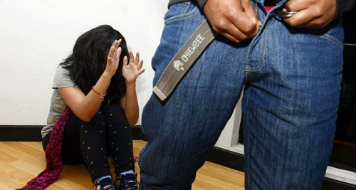 Destituyen docente de Morales, por acoso sexual
