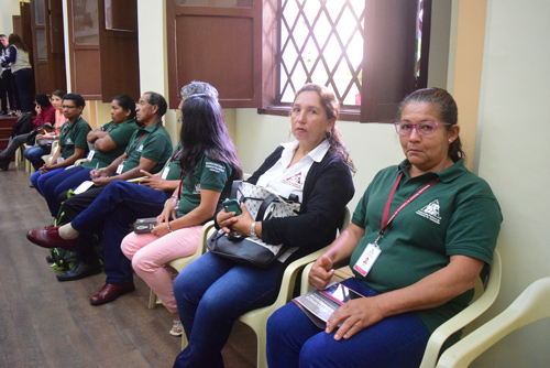 Un reconocimiento al trabajo de las familias cafeteras Un reconocimiento al trabajo de las familias cafeteras