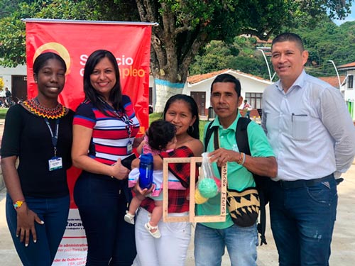 Ganadora de un telar, rifado por la fundación funtesu