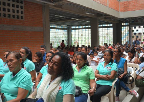 Corinto sigue prosperado después de la tragedia