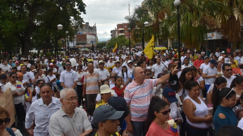 Entre el terrorismo y la sociedad civil
