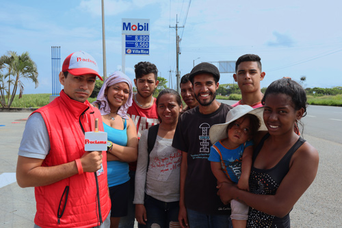 Grupo de venezolanos a la espera de que pare la Minga Indigena