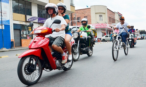 Motociclistas ocasionan caos en Las salidas de los colegios