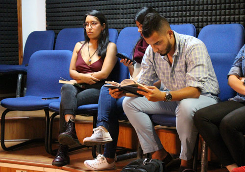 Entra al estudio, se sienta y se deja llevar entonces por la lectura que hace cada una de las personas presentes en el lugar
