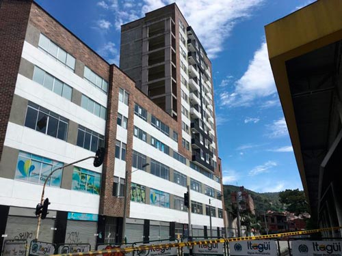 Al edificio Babilonia lo val a tumbar a golpes