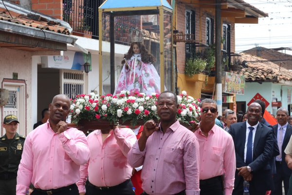 Desfile con la Niña María de Caloto Desfile con la Niña María de Caloto