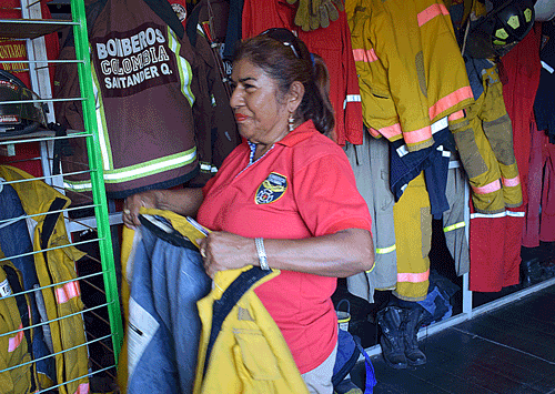 Con berraquera una mujer se convirtió en comandante de bomberos