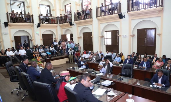 Elías Larrahondo se posesionó ante Asamblea Elías Larrahondo se posesionó ante Asamblea