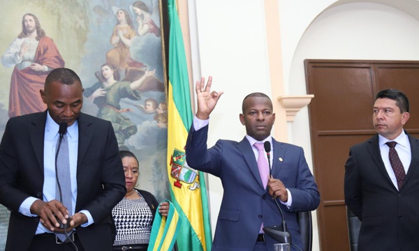 Elías Larrahondo se posesionó ante Asamblea Elías Larrahondo se posesionó ante Asamblea