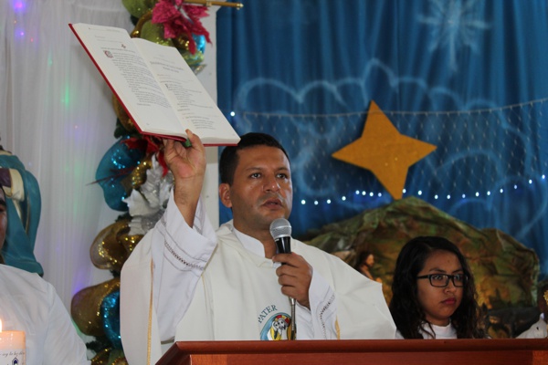 Comunidad católica de Villa Rica despidió a su guía espiritual