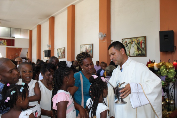 Comunidad católica de Villa Rica despidió a su guía espiritual