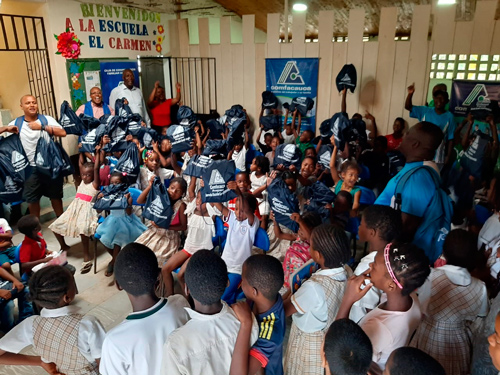 Niños se beneficiaron con kit escolares Niños se beneficiaron con kit escolares