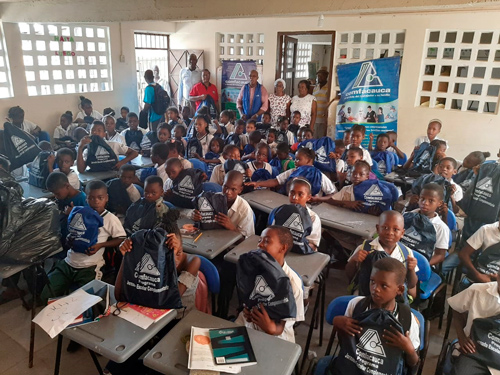 Niños se beneficiaron con kit escolares Niños se beneficiaron con kit escolares