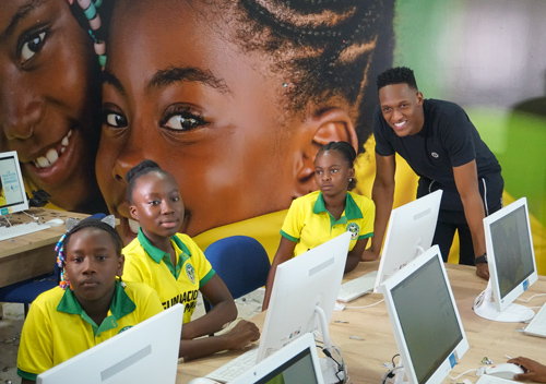 Yerry Mina y CEO anotaron un golazo por la educación Yerry Mina y CEO anotaron un golazo por la educación