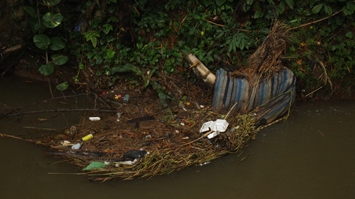 ¡Aguas negras caen al rio Quilichao!