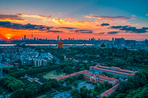 Hoy la Plaza de Wuhan, ha logrado volver a su rutina y la gente acude al sitio mientras la ciudad asume de nuevo la normalidad después de haberse registrado miles de muertos como consecuencia del coronavirus. Hoy la Plaza de Wuhan, ha logrado volver a su rutina y la gente acude al sitio mientras la ciudad asume de nuevo la normalidad después de haberse registrado miles de muertos como consecuencia del coronavirus.