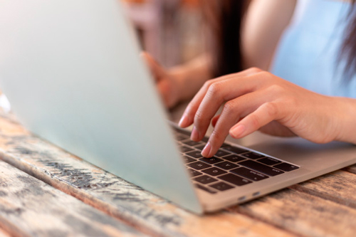 ¿Cómo solicitar servicios de CEO en Internet? 