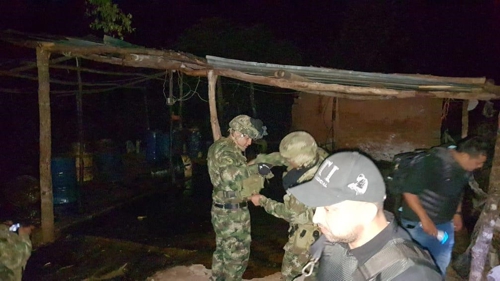 Desmantelan laboratorio de coca y capturan traficantes de armas