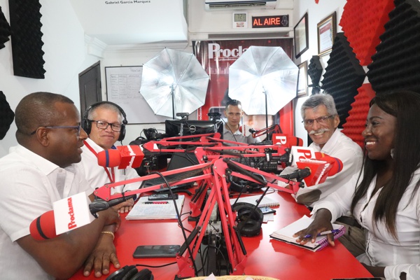 El gobernador Larrahondo y los periodistas Henry Montoya, Diego Mera, Alfonso Luna Geller y Yaritza Cassiani.