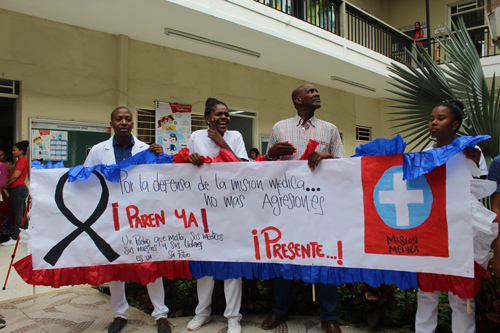 Médicos del Hospital Cincuentenario renunciarán si continúan agresiones Médicos del Hospital Cincuentenario renunciarán si continúan agresiones