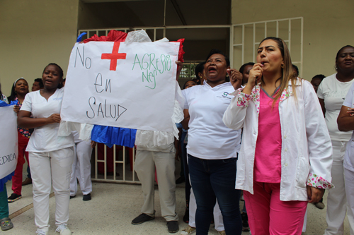 Médicos del Hospital Cincuentenario renunciarán si continúan agresiones Médicos del Hospital Cincuentenario renunciarán si continúan agresiones