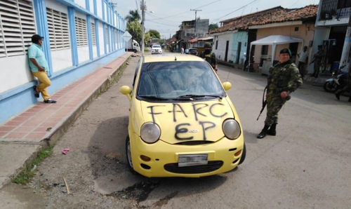 Pintan letreros de disidencias FARC en vehículos Pintan letreros de disidencias FARC en vehículos