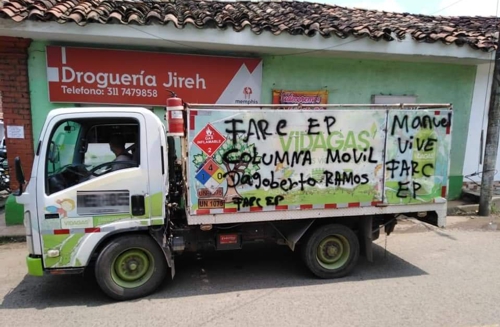 Pintan letreros de disidencias FARC en vehículos Pintan letreros de disidencias FARC en vehículos