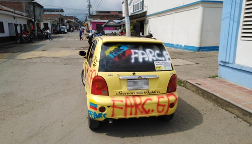 Pintan letreros de disidencias FARC en vehículos Pintan letreros de disidencias FARC en vehículos