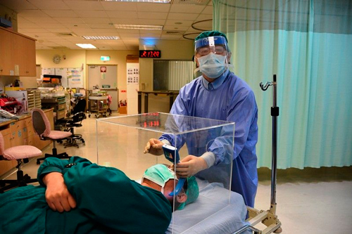 Lai Hsien-yung demuestra el uso del dispositivo de protección sanitaria que diseñó y cuyas especificaciones e instrucciones se pueden descargar gratuitamente en línea. (Foto de CNA) Lai Hsien-yung demuestra el uso del dispositivo de protección sanitaria que diseñó y cuyas especificaciones e instrucciones se pueden descargar gratuitamente en línea. (Foto de CNA)