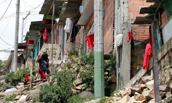 Soacha, inmenso suburbio de Bogotá: el trapo rojo se ha convertido en la señal del hambre Aclimatación violenta del virus en Colombia