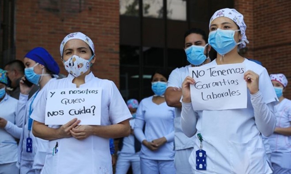 Personal de la salud protesta en el Hospital Kennedy de Bogotá Decretos presidenciales contra los profesionales de la salud precarios