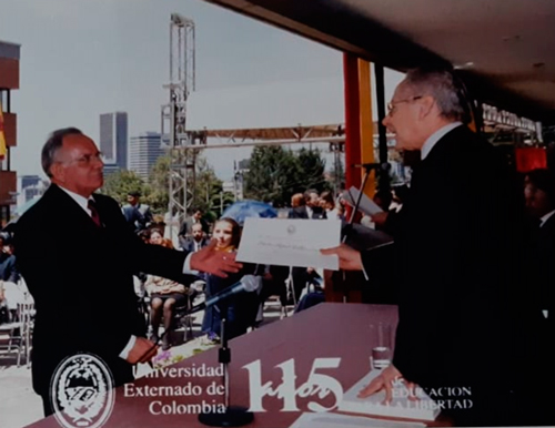 Héctor Téllez La calle lo sedujo, pero fue la comunicación organizacional la rectora de su vida Héctor Téllez La calle lo sedujo, pero fue la comunicación organizacional la rectora de su vida