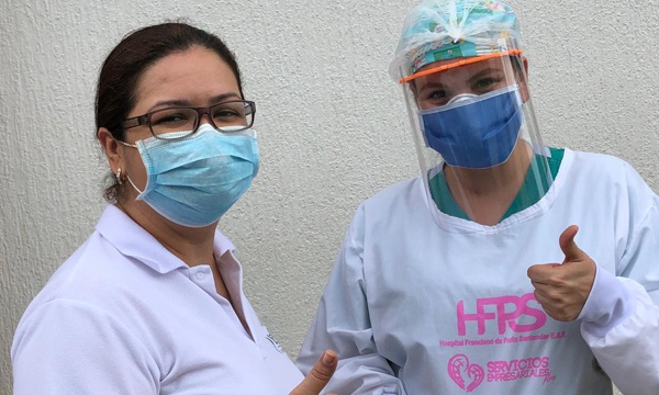 Diego Andrés Velasco y Paula Andrea Herrera Odontólogos fabrican caretas-escudo contra Covid-19 para donarlas
