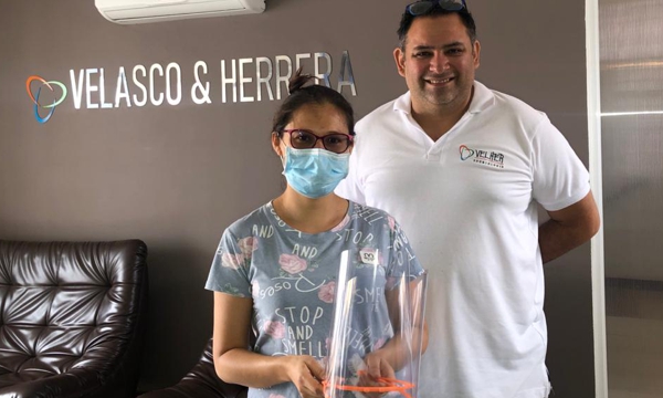 Diego Andrés Velasco y Paula Andrea Herrera Odontólogos fabrican caretas-escudo contra Covid-19 para donarlas