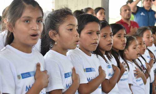 estudiantes cantando Horarios de salida de los niños a partir de mañana