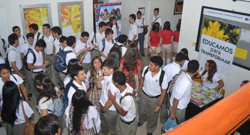 Estudiantes UNA APUESTA PARA DESESCOLARIZAR LA ESCUELA