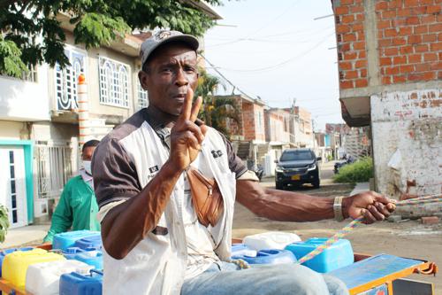 Elvert Cambindo, vendedor de agua a domicilio en Villa Rica El agua sería potable pero se consume a riesgo