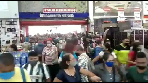 Cierran temporalmente Alkosto por aglomeración de personas